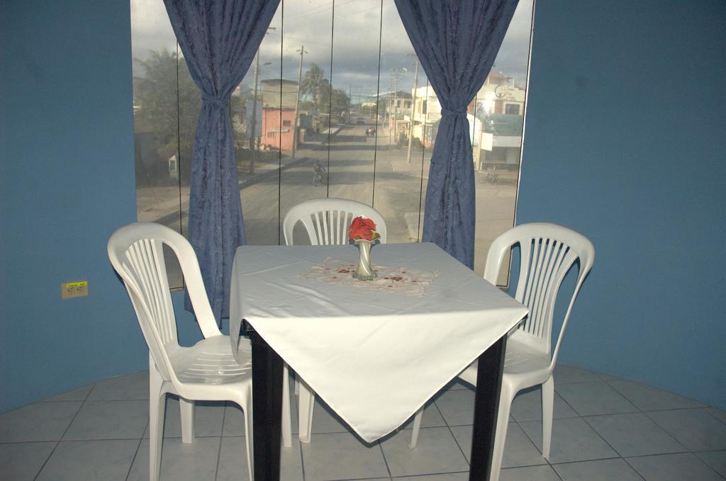 Hostal La Isla Del Descanso Puerto Villamil Exterior foto